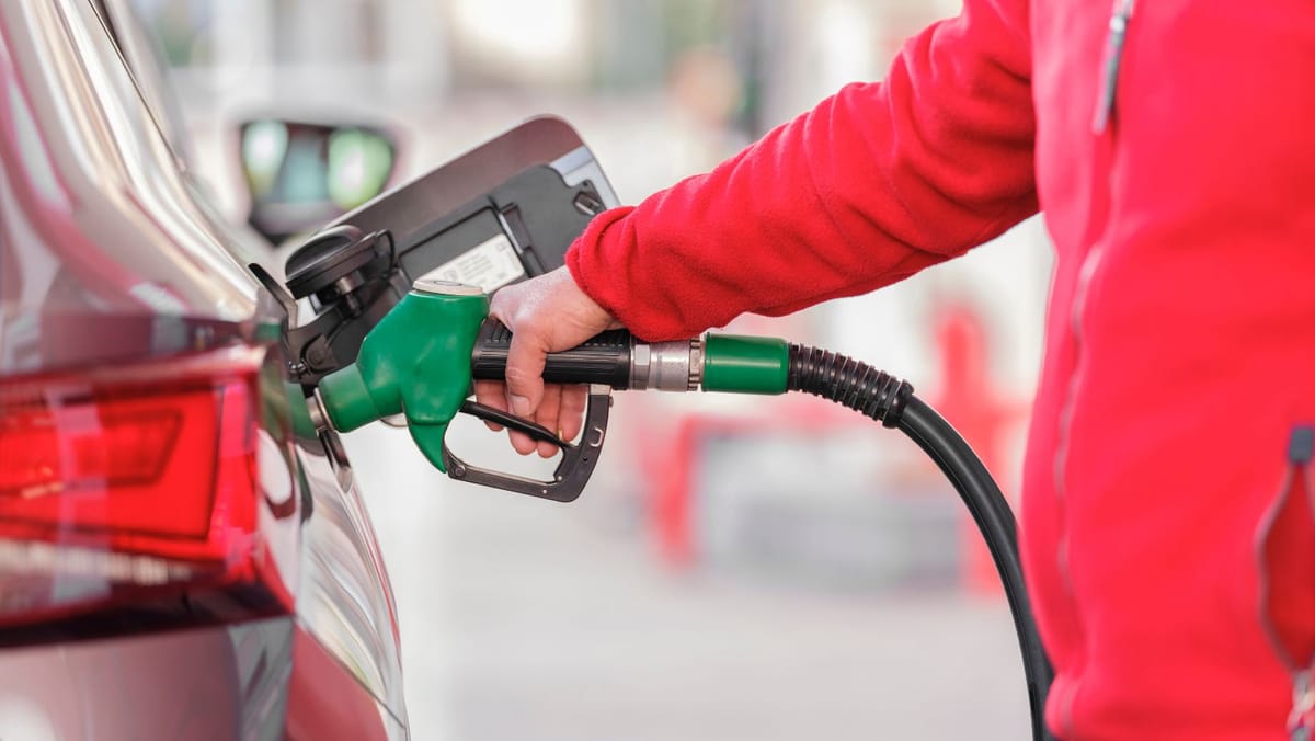 Carburanții se ieftinesc după mai multe zile de scumpiri. Motorina scade cu 15 bani