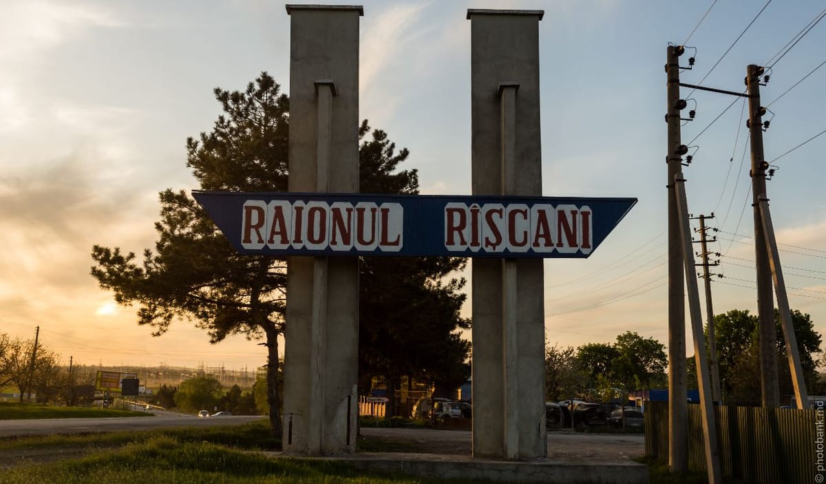 Dronă prăbușită într-un lan de floarea-soarelui din raionul Rîșcani: Serviciile specializate se deplasează la fața locului