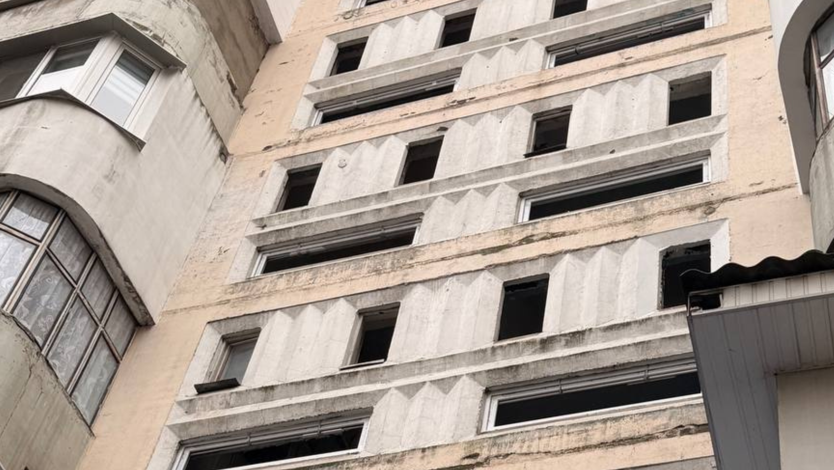 FOTO/ Geamuri noi în cele șapte scări ale unui bloc din Chișinău. Lucrările vizează circa 250 de locuințe
