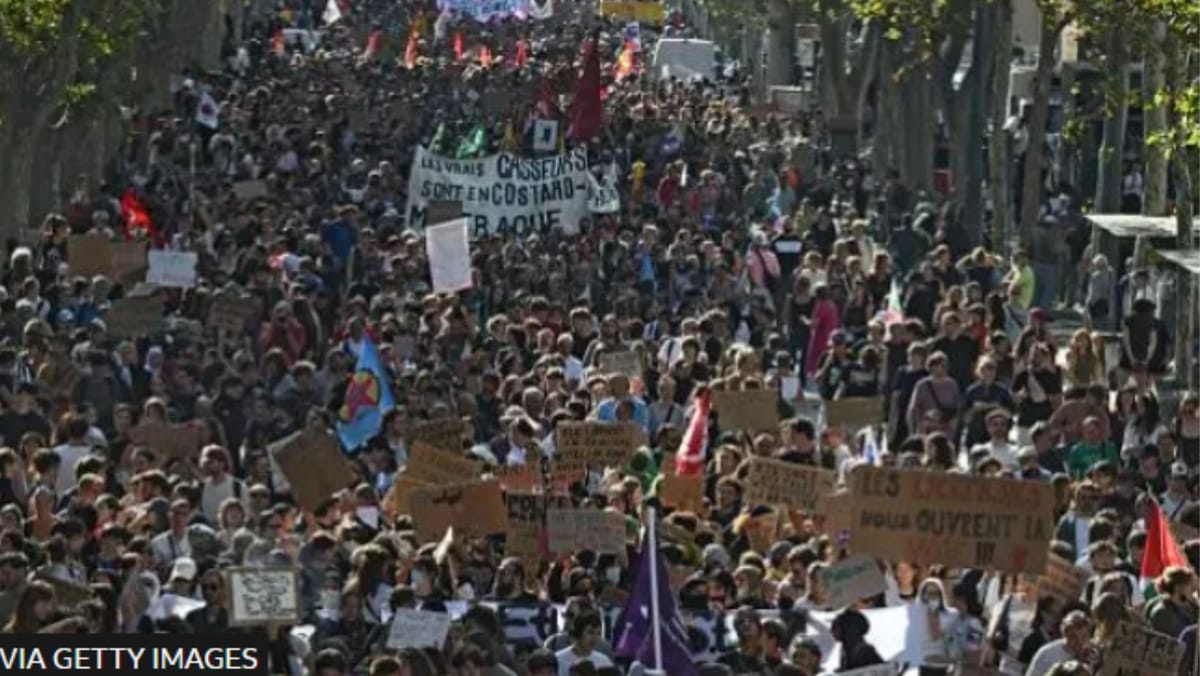 FOTO/ Școlile și universitățile se golesc iar străzile sunt pline de tineri. Proteste de amploare în Franța