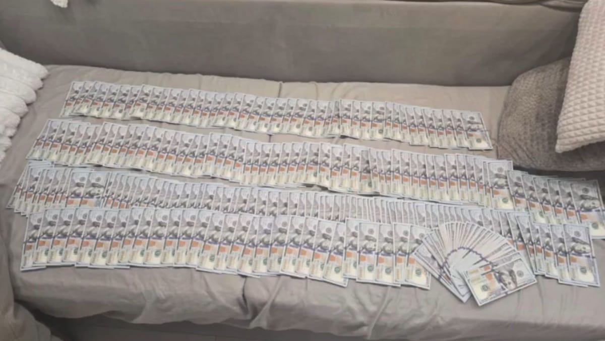 VIDEO/ Opt persoane, reținute pentru escrocherii cu criptomonede. Un call-centru ar fi câștigat 2 mln de dolari lunar