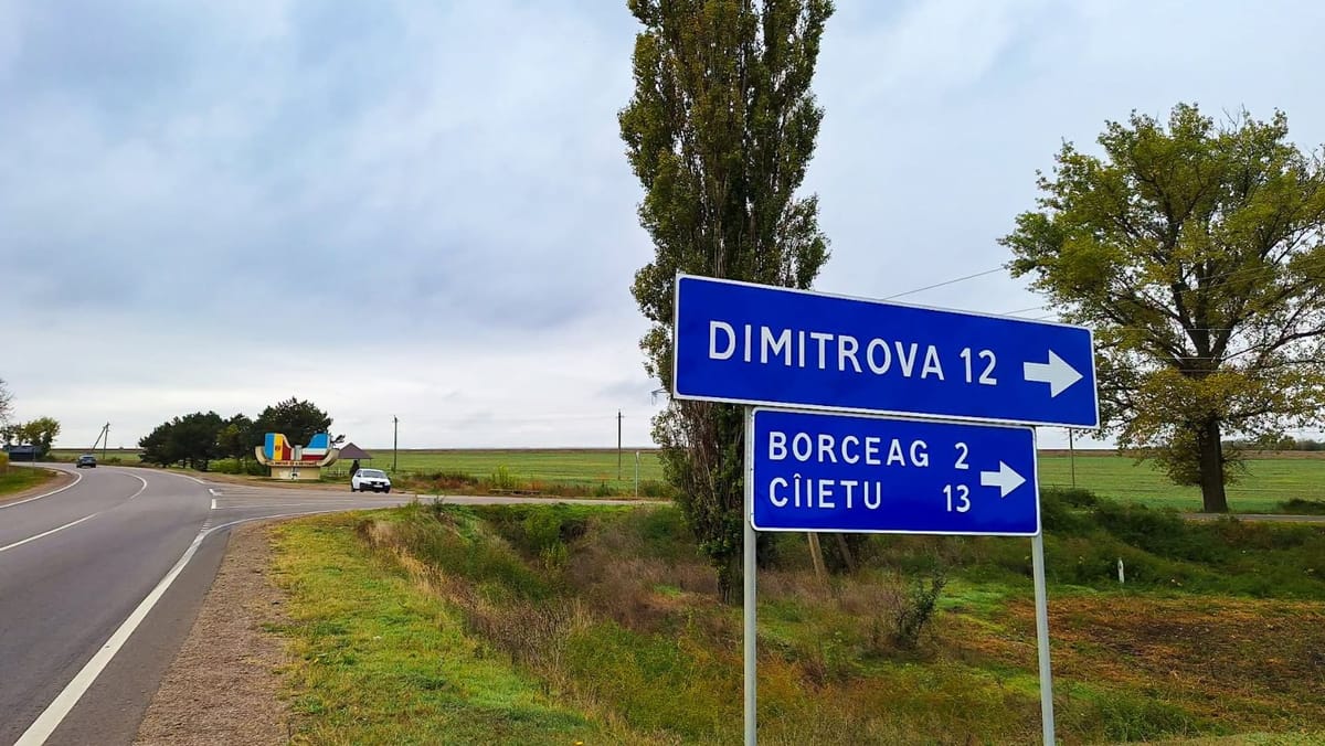 FOTO/ După aproape 50 de ani, drumul din centrul satului Borceag a fost asfaltat