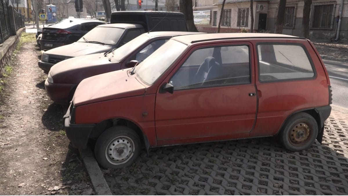 Parlamentul propune reguli noi pentru parcări și mașinile abandonate. Ce prevede proiectul privind mobilitatea urbană