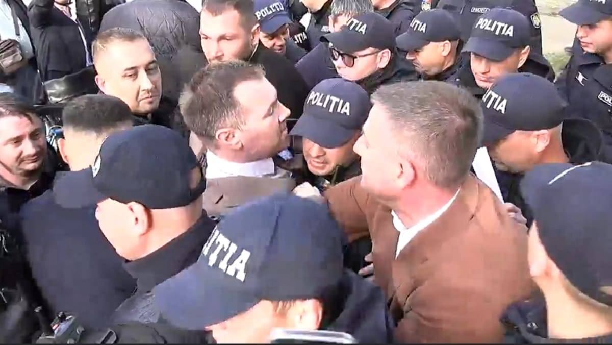 LIVE/ O nouă zi, același conflict în scuarul Catedralei Mitropolitane. Au avut loc îmbrânceli