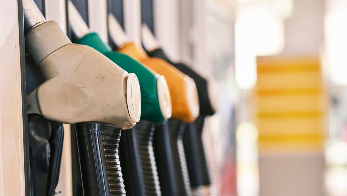 Carburanții se ieftinesc. Prețul motorinei scade cu 31 de bani, iar al benzinei - cu trei bani