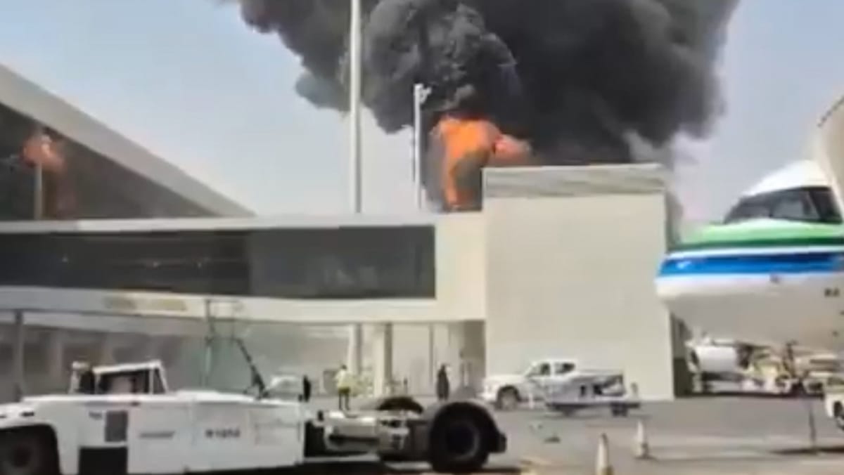 Atac asupra aeroportului din capitala Arabiei Saudite, soldat cu cel puțin 12 morți. Rebelii houthi au lansat un avertisment