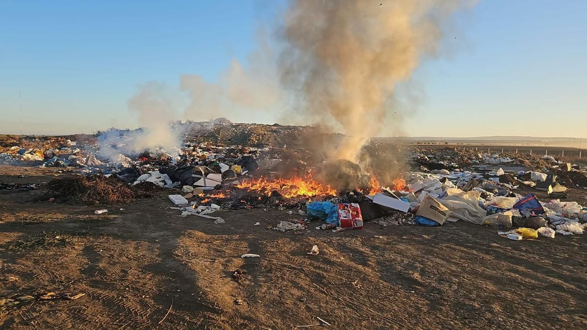 O gunoiște din Negureni a fost cuprinsă de flăcări. Deșeurile ar fi fost incendiate intenționat