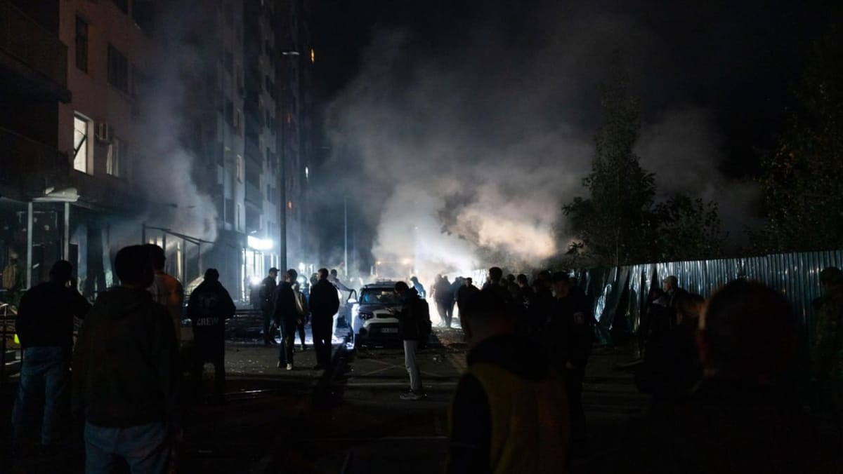 O nouă noapte de atacuri în Ucraina. Dronele rusești au provocat incendii și au rănit oameni la Kiev și Odesa