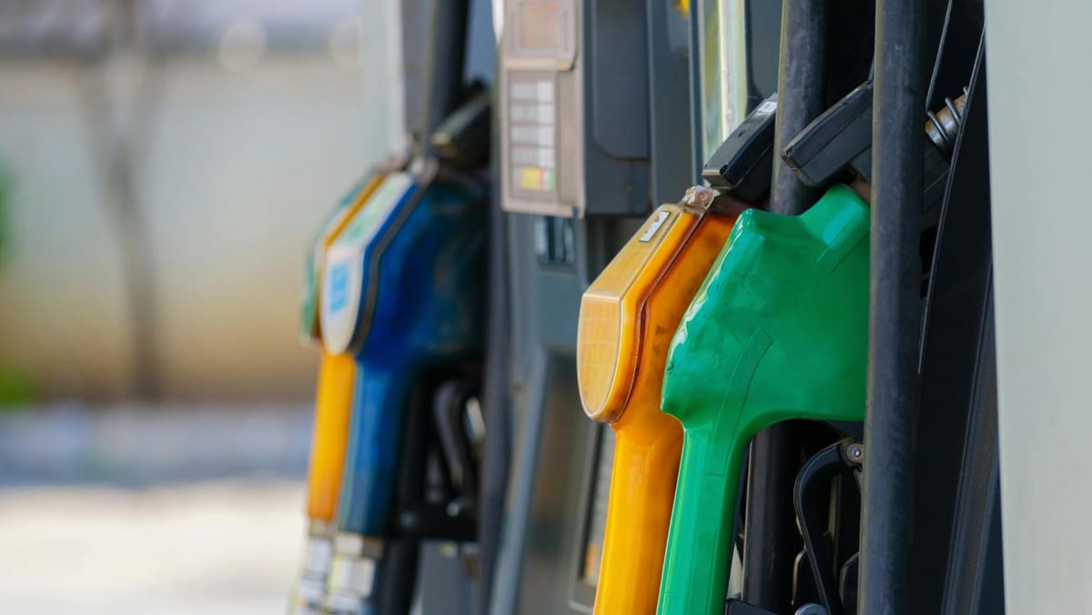 Benzina scade sub 32 de lei, dar motorina continuă să se scumpească. Noile prețuri pentru 28 octombrie