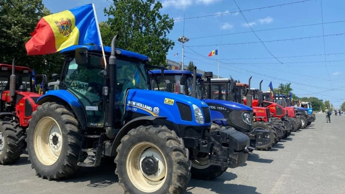 Fermierii amenință cu proteste și ar putea scoate tractoarele pe drumuri în zilele de joi și vineri
