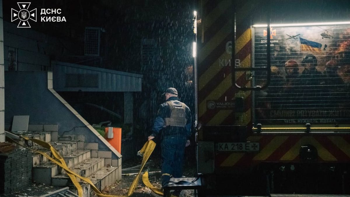 Atac cu rachete asupra Kievului: o tânără de 21 de ani a murit, opt persoane au fost rănite și o stație de metrou, avariată