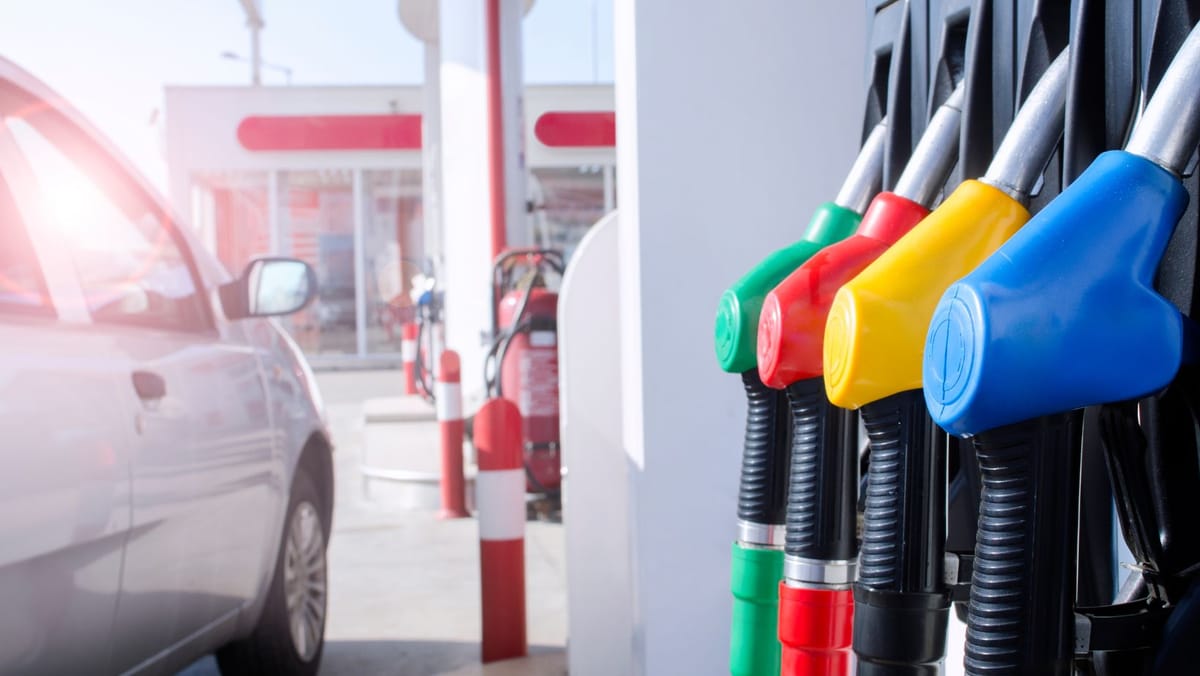 Benzina se ieftinește cu 20 de bani, dar motorina se scumpește. Noile prețuri pentru 21 octombrie