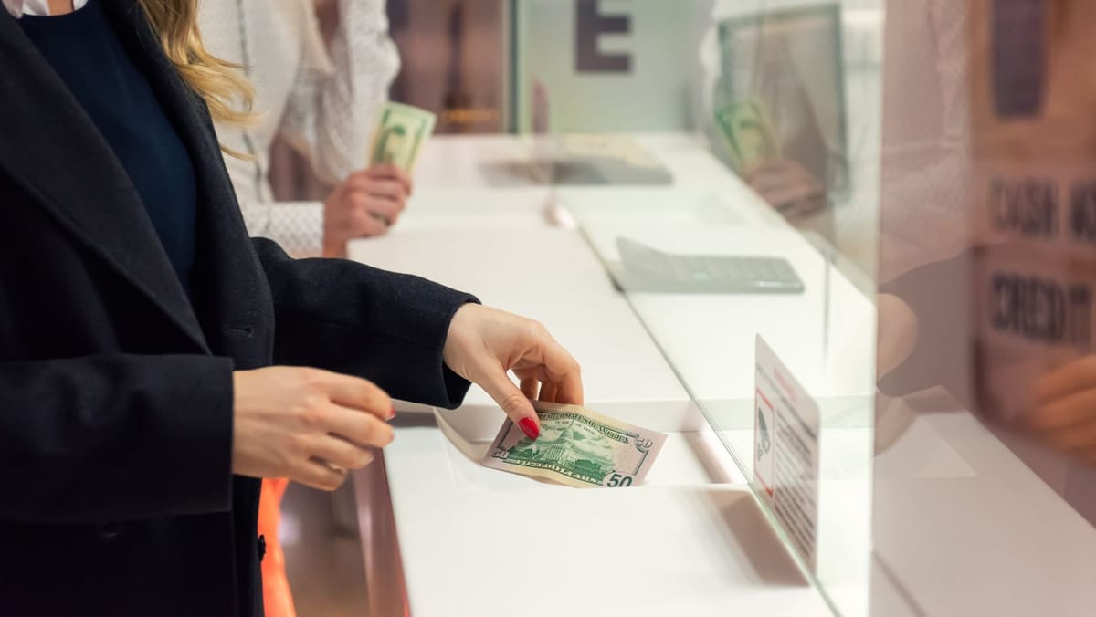 Dolarul trece de 18 lei, iar euro continuă să crească. Cursul valutar pentru vineri, 23 octombrie