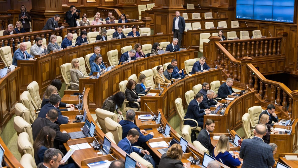 LIVE/ Parlamentul se întrunește în ședință. Structura Armatei Naționale va fi examinată cu ușile închise