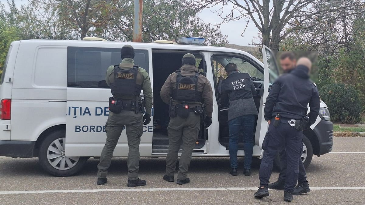 Doi bărbați căutați prin INTERPOL au fost extrădați din R. Moldova. Unul era urmărit pentru contrabandă cu țigări