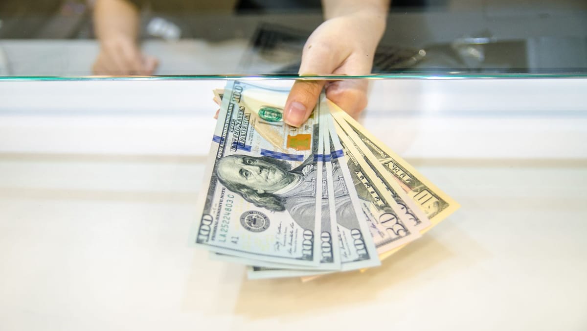 Euro se scumpește, dolarul pierde teren. Cât valorează principalele valute vineri, 16 octombrie