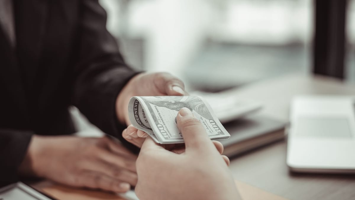Dolarul se scumpește cu peste șapte bani, iar euro continuă să crească. Cursul valutar pentru 20 octombrie