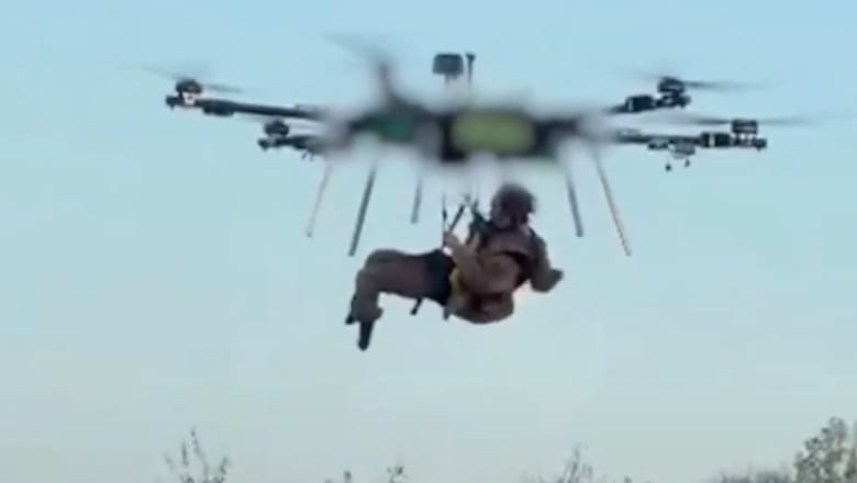 Un militar ucrainean, evacuat cu o dronă după 491 de zile pe front. Bărbatul își pierduse ambele picioare