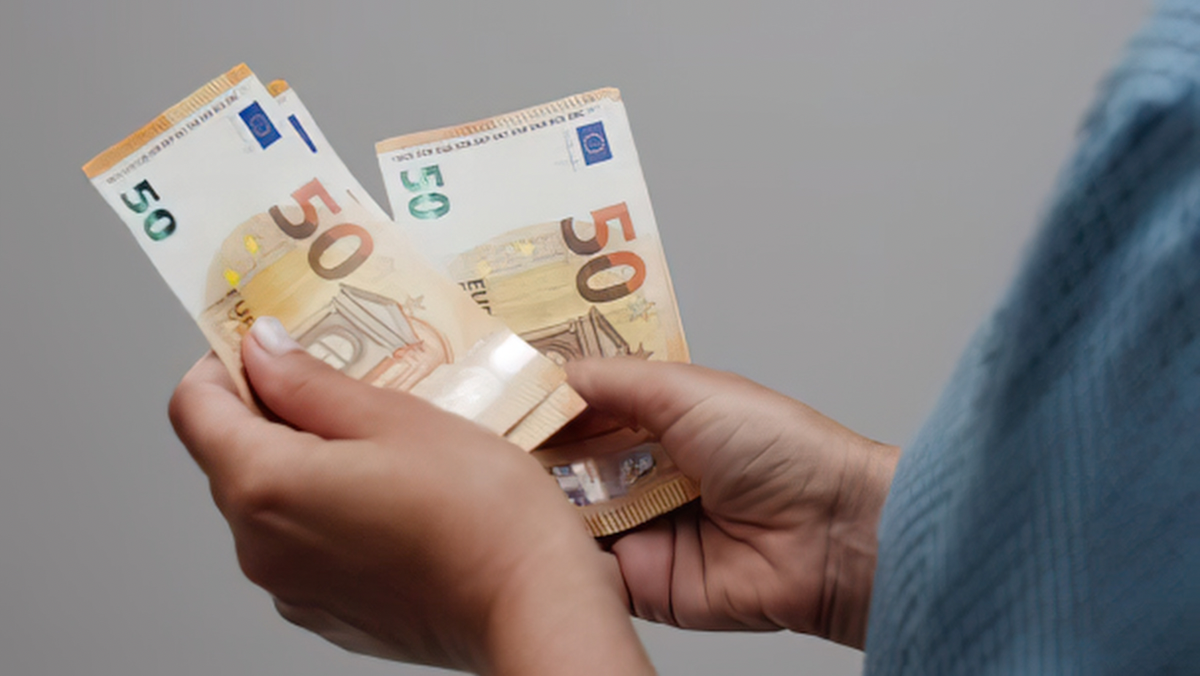 Euro și dolarul se ieftinesc. Cursul valutar pentru 15 octombrie