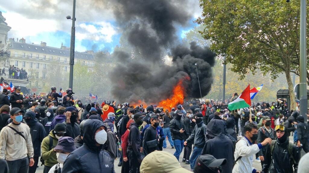 Franța impune măsuri de securitate după un weekend de revolte și jafuri. Peste 2.000 de companii, afectate