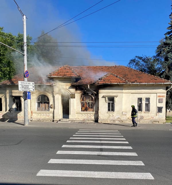 Clădirea care urma să devină Centrul cultural „Eugen Doga”, cuprinsă de flăcări