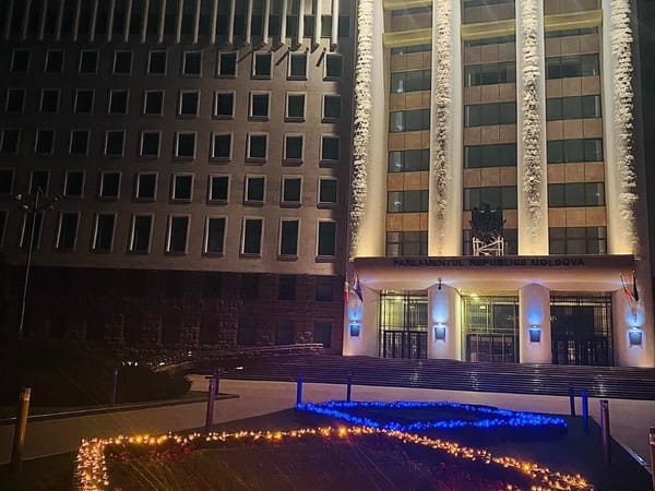 Scuarul Parlamentului de la Chișinău, iluminat în culorile steagului Ucrainei (FOTO)