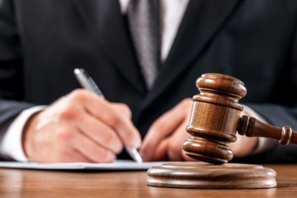 Un fost executor judecătoresc, învinuit că a cauzat un prejudiciu material estimat la 32.000 de euro, deferit justiției