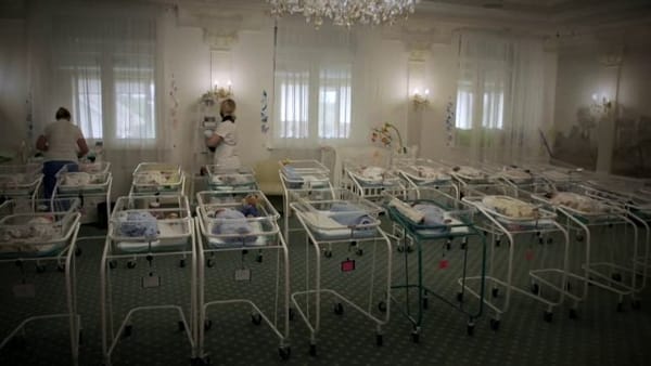 Grecia: Zeci de tinere, inclusiv din R. Moldova, forțate să rămână gravide. Bebelușii, vânduți și cu 120.000 de euro. Reacția MAEIE