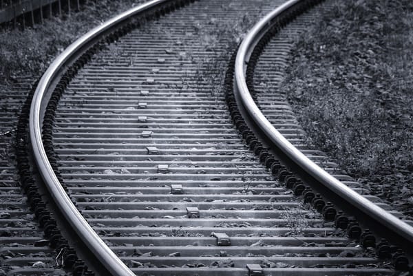 Circulația pe tronsonul unde șase vagoane au deraiat a fost reluată. Ministrul Infrastructurii: În decurs de 38 de ore, 50 de oameni au lucrat în două schimburi
