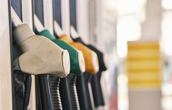 Benzina și motorina se scumpesc. Noile prețuri la carburanți afișate de ANRE