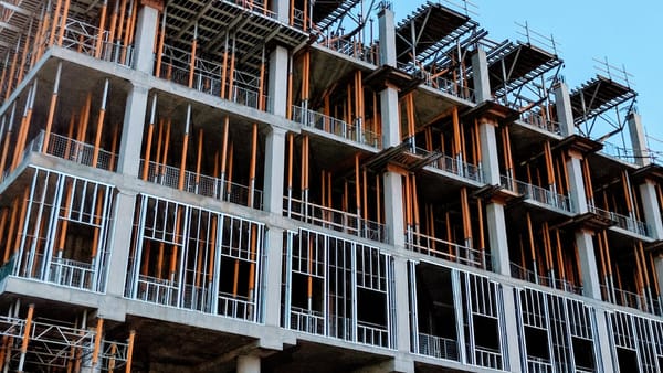 Administratorul unei companii de construcții, care a prejudiciat statul cu 25 de milioane de lei, trimis în judecată