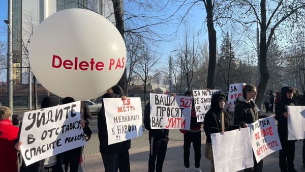 Protest la Parlament. Membrii și simpatizanții Partidului „Renaștere” cer demisia PAS