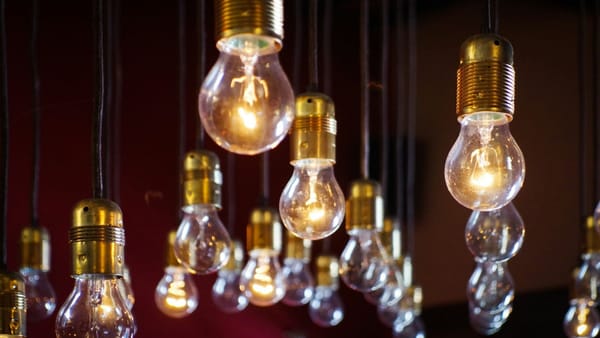 Încă 30.000 de familii din țară vor beneficia de vouchere pentru achiziționarea becurilor economice