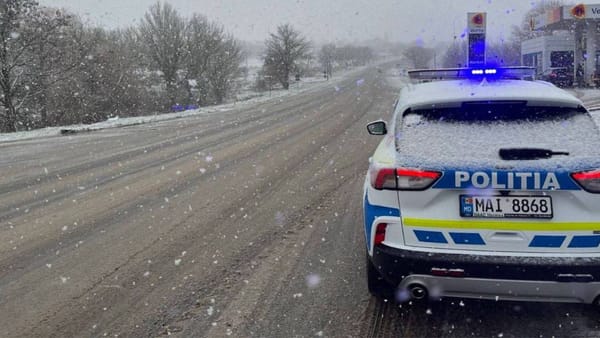 Atenție la drum! Ninge în mai multe localități din nordul și centrul țării