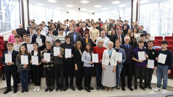 Cei mai buni elevi la fizică: Cine sunt premianții Olimpiadei Republicane