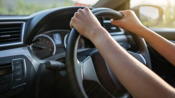 VIDEO/ Un bărbat din Cimișlia a fost amendat după ce și-a lăsat fiica de 7 ani să conducă mașina