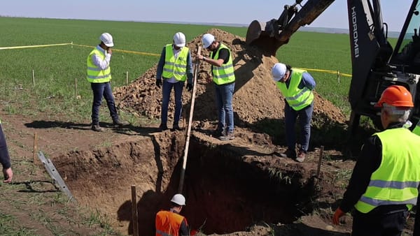 VIDEO/ Construcția liniei electrice Vulcănești - Chișinău: Au început săpăturile de fundație pentru primii piloni