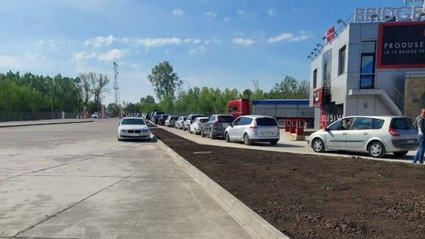 Trafic intensiv la ieșirea din țară. Circa 80 de mașini stau în rând la vama Sculeni