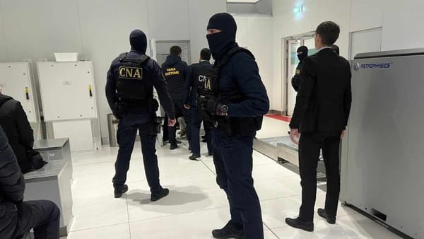 Procurorii cer 30 de zile de arest pentru inspectorii vamali reținuți în dosarul de corupție de la Aeroport