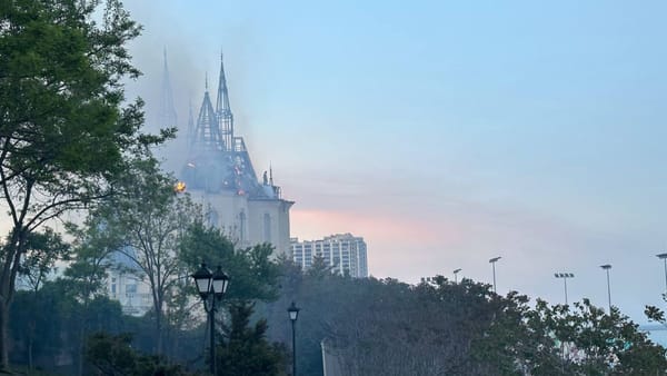 O clădire din cartierul Arcadia a Odesei, distrusă parțial într-un atac cu rachete. Cinci oameni au murit