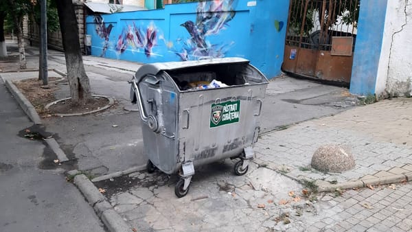 Un bărbat din Chișinău a fost transportat la spital, după ce obiecte necunoscute au explodat într-un tomberon