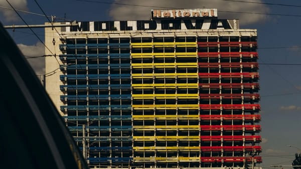 Fostul Hotel Național „a îmbrăcat” o haină nouă. Un grup de artiști a vopsit fațada în culorile drapelului de stat