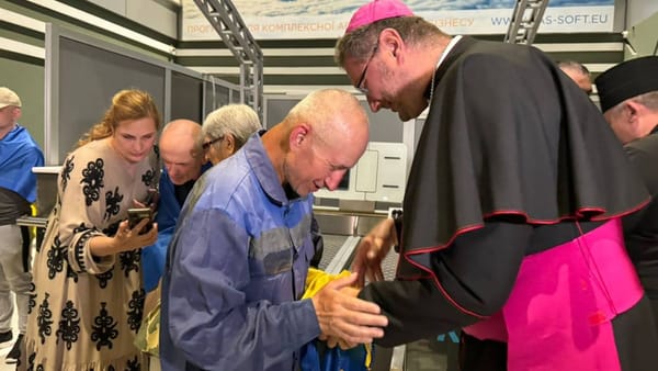 VIDEO/ Ucraina a reușit să întoarcă încă zece cetățeni din captivitatea rusă. Printre aceștia - doi preoți