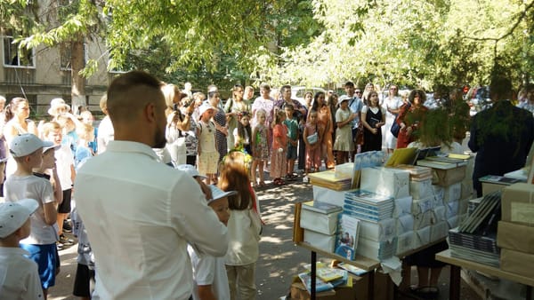 Un liceu din Chișinău a primit 900 manuale în limba ucraineană din partea Radei Supreme a Ucrainei