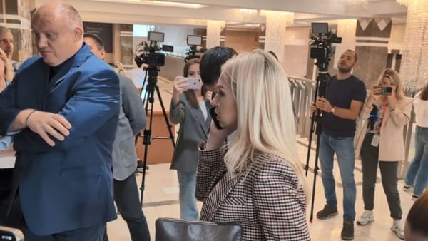 Deputații interziși la cinci ședințe ale Parlamentului au încercat din nou să intre în sală. Tauber a chemat Poliția