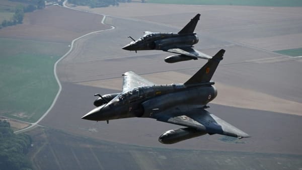 Două avioane militare s-au ciocnit în Franța. Doi piloți sunt dați dispăruți