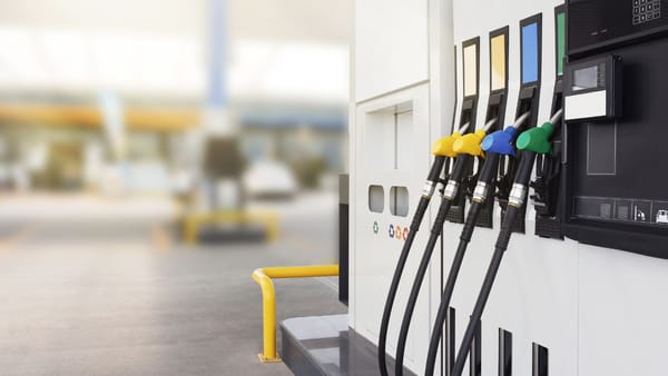 Benzina se ieftinește cu 16 bani. ANRE a stabilit noi prețuri la carburanți