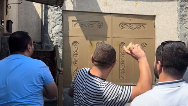 VIDEO/ Ambasada Belarusului din Armenia a fost împroșcată cu ouă, roșii și cartofi