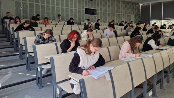 Tinerii din țară sunt invitați la cursuri gratuite de limba română, engleză și IT. Condiții de înregistrare