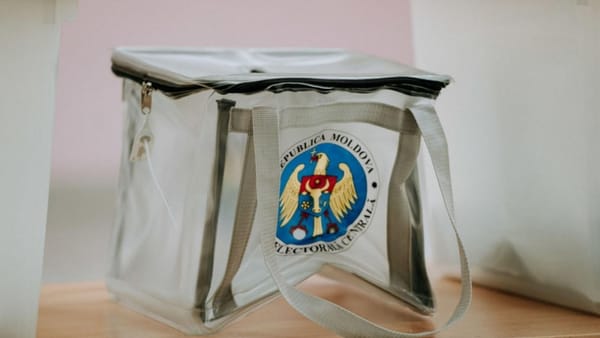 Începând cu ziua de astăzi, cetățenii pot solicita votarea cu urna mobilă